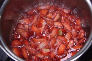 放入小量水加入草莓，小火熬成草莓浆。