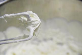 把冷藏好的淡奶油加入糖分用电动打蛋器打发至干性发泡。