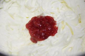 加入熬好的草莓浆，混合均匀。