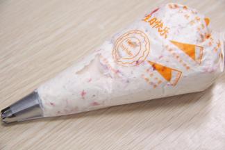 把草莓奶油装进裱花袋