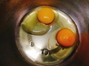 取一个盆打入2个土鸡蛋