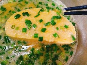 将切好的馒头片放入蛋液中，均匀的裹上蛋液