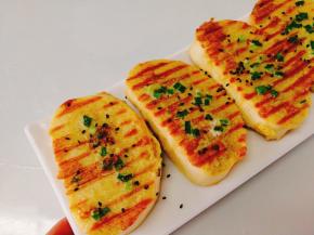 取出摆盘撒点芝麻即可上桌开吃