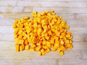 大米淘好备用，南瓜去皮去瓤洗干净切成小丁。