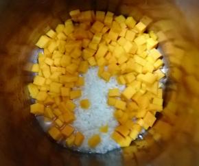 淘好的大米和南瓜丁一起放进豆浆机，加入1000ml纯净水。