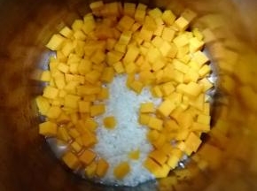 淘好的大米和南瓜丁一起放进豆浆机，加入1000ml纯净水。