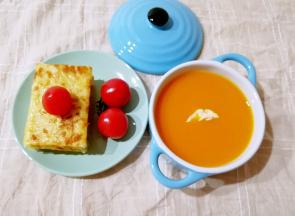 给闺女的早餐，南瓜米糊+土豆丝鸡蛋饼+小番茄。