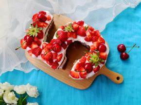 分层抹上打发好的奶油,再摆放喜欢吃的水果,就OK了