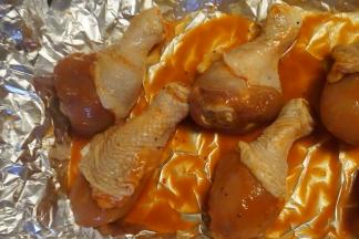 把鸡腿放进预热好的烤箱，温度160度，烤二十分钟。