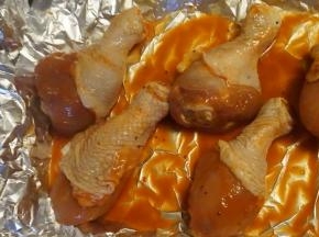 把鸡腿放进预热好的烤箱，温度160度，烤二十分钟。