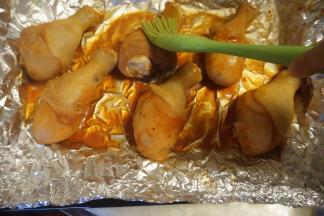 鸡腿取出，讲腌制鸡腿的剩余腌料刷在鸡腿上，正反都要，然后继续烤20分钟。