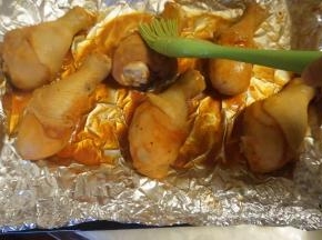 鸡腿取出，讲腌制鸡腿的剩余腌料刷在鸡腿上，正反都要，然后继续烤20分钟。