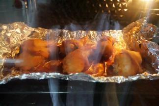 等香味出来，就烤制结束了。将鸡腿取出切肉放一旁。