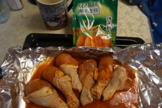 先用水调好酷克壹佰香甜奥尔良烤肉料，然后把鸡腿腌制过夜，中间可以多揉几次，帮助入味。