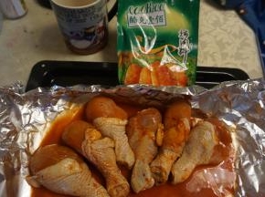 先用水调好酷克壹佰香甜奥尔良烤肉料，然后把鸡腿腌制过夜，中间可以多揉几次，帮助入味。