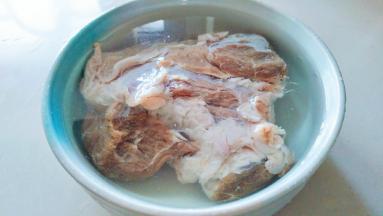 牛肉用清水泡四个小时。