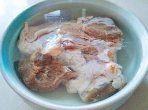 牛肉用清水泡四个小时。
