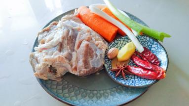 准备胡萝卜葱，姜，干辣椒，八角，香叶，肉蔻。