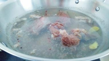 锅中放入清水放入牛肉，花椒粒适量，姜片煮开进行焯水。