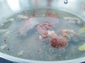 锅中放入清水放入牛肉，花椒粒适量，姜片煮开进行焯水。