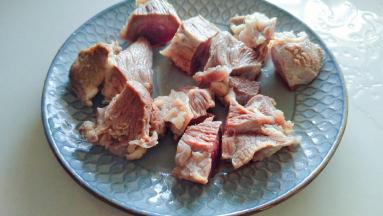 焯水后的牛肉用温水冲洗干净血沫，切成小块