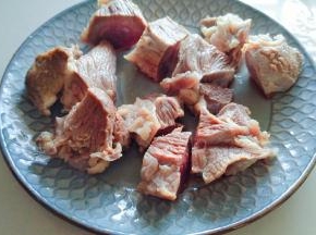 焯水后的牛肉用温水冲洗干净血沫，切成小块