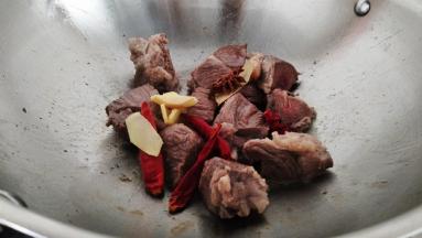 水分收干以后，放入所有的香料进行煸炒出味。