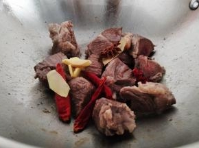 水分收干以后，放入所有的香料进行煸炒出味。