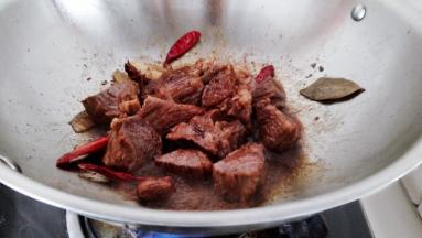 淋入料酒，五香粉，生抽和红烧汁翻炒出味。