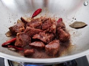 淋入料酒，五香粉，生抽和红烧汁翻炒出味。