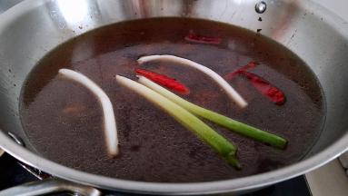 倒入大量的热水放入葱大火烧开。