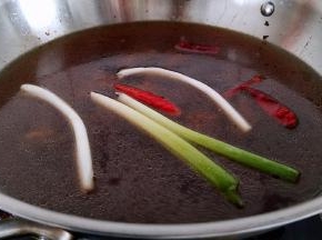 倒入大量的热水放入葱大火烧开。