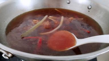 水开后用勺子撇掉表面的浮沫，盖上锅盖小火炖两个小时