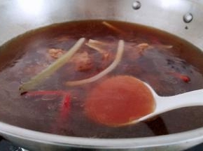 水开后用勺子撇掉表面的浮沫，盖上锅盖小火炖两个小时
