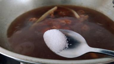 一个半小时以后放入盐，盖上锅盖再炖半个小时左右