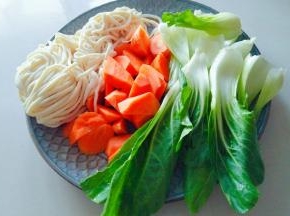准备湿面，胡萝卜切块上海青清洗干净。