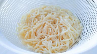 捞出面条，尽量控掉水分。