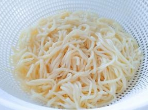 捞出面条，尽量控掉水分。