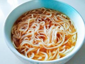深碗中放入牛肉汤把面条直接放入汤中。