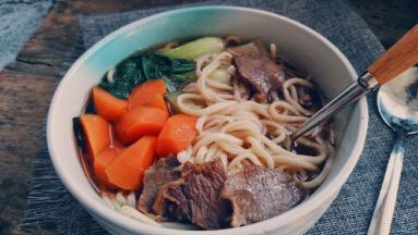 在放入胡萝卜上海青牛肉，切片摆放就可以了。