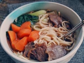 在放入胡萝卜上海青牛肉，切片摆放就可以了。