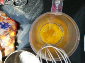 全蛋两个打散并充分搅匀。