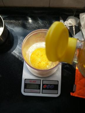 加入玉米油用打蛋器充分融合。