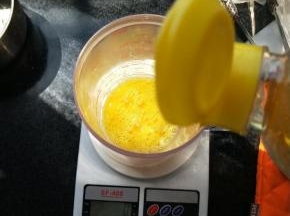 加入玉米油用打蛋器充分融合。