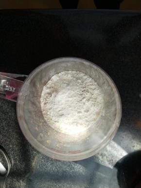 低筋粉过筛，加入之前融合的液体中，用筷子搅拌至无干粉到顺滑的状态备用。