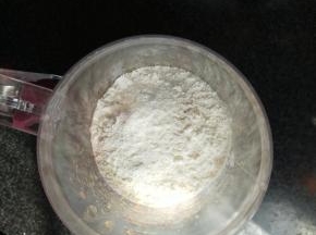 低筋粉过筛，加入之前融合的液体中，用筷子搅拌至无干粉到顺滑的状态备用。
