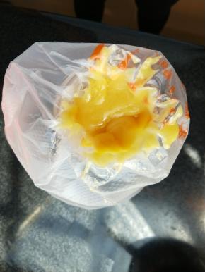 装入裱花袋中，剪开一个小口，注意尺寸不要大。