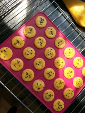 打入芝麻适量，同时预热烤箱，上下火150度°5分钟。