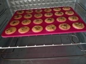 放入预热好的烤箱，上下火150度°20分钟，注意颜色可以根据自己的烤箱适当调整温度和时间，毕竟每一个的烤箱还是有一定脾气的。