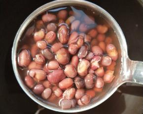 放锅中煮熟放凉。(用炖盅，电饭煲，电压力锅都可以)我喜欢粉糯口感，煮完红豆有开花颗粒状。装容器中放冰箱冷藏，喝时取用。